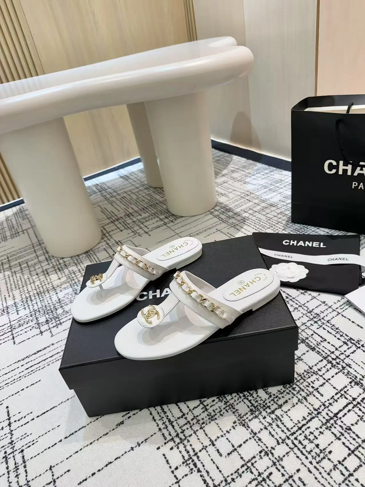 👟👟Ex-factory price 480👟👟 Top version Chanel Chanel - 2025 spring model, counter top double C sandals, this classic design; the extraordinary double C incorporates a variety of color elements... The diversified mix and match is very beautiful and versatile, very light on the foot, comfortable, super delicate and elegant, and can be used outdoors... ꫛꫀꪝ Go➫ Material: ❶Upper made of: Original imported sheepskin ❷Inner lining: Original sheepskin lining ❸Outsole based on: Original Italian genuine leather outsole Counter boutique packaging complete set for women 35–40 (customized for 41) 3 colors available (black, white, apricot)